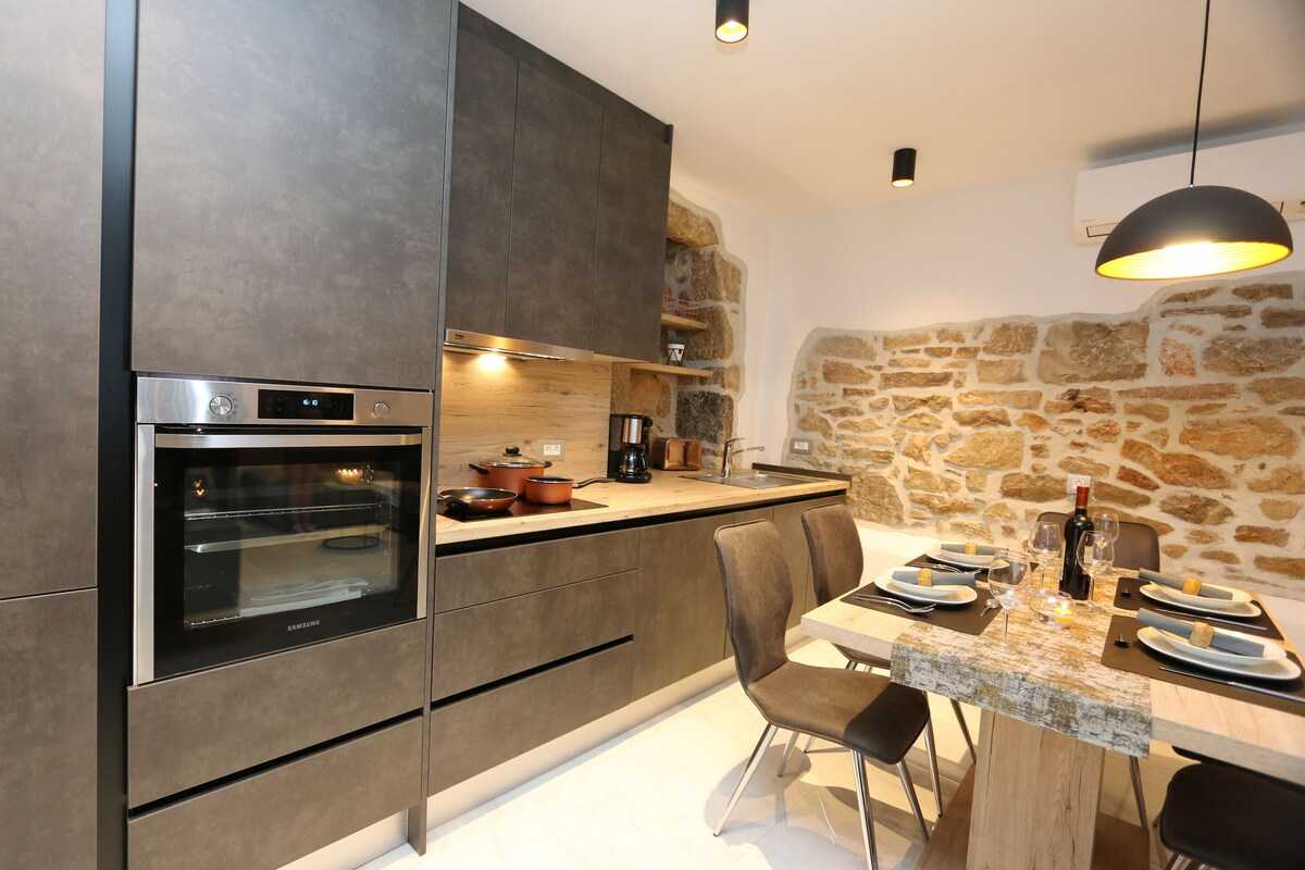 House Anika (10069-K1)
