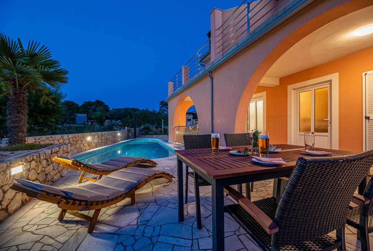House Mali Raj (10068-K1)