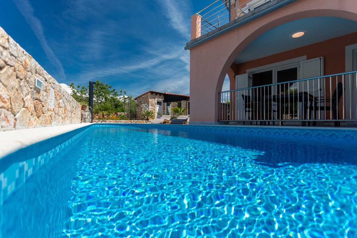 House Mali Raj (10068-K1)