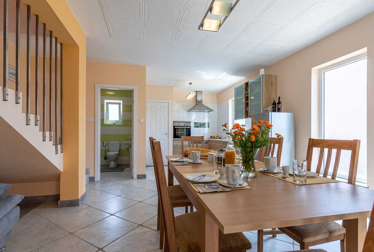 House Mali Raj (10068-K1)