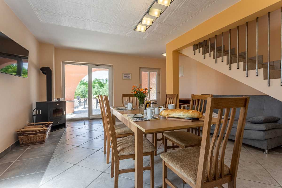 House Mali Raj (10068-K1)