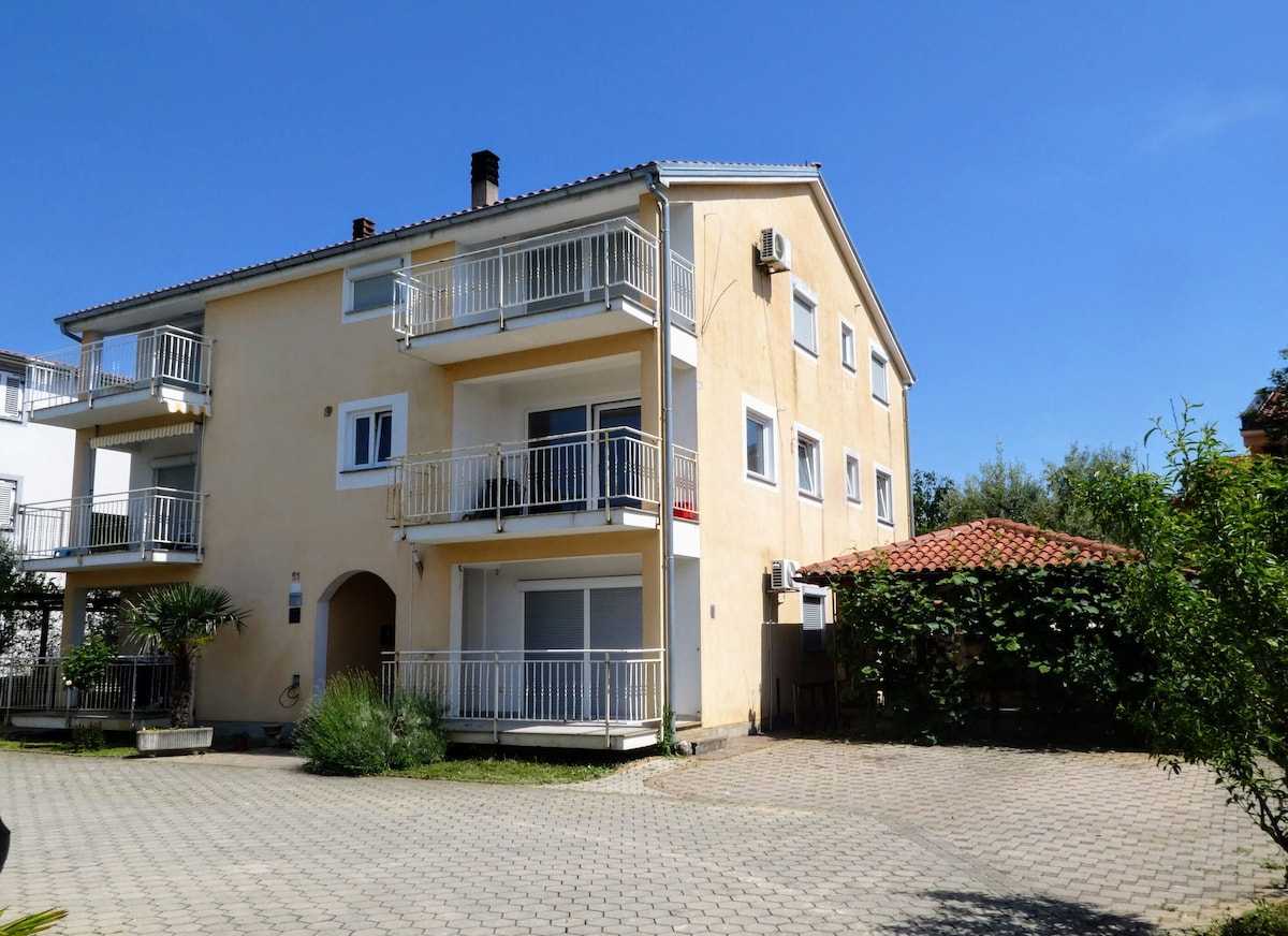Apartment Dado (49856-A1)