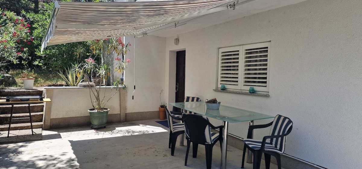 Apartment Park (93978-A1)