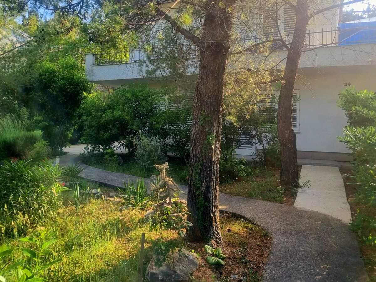 Apartment Park (93978-A1)