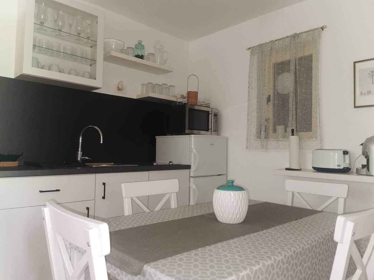 Apartment Park (93978-A1)