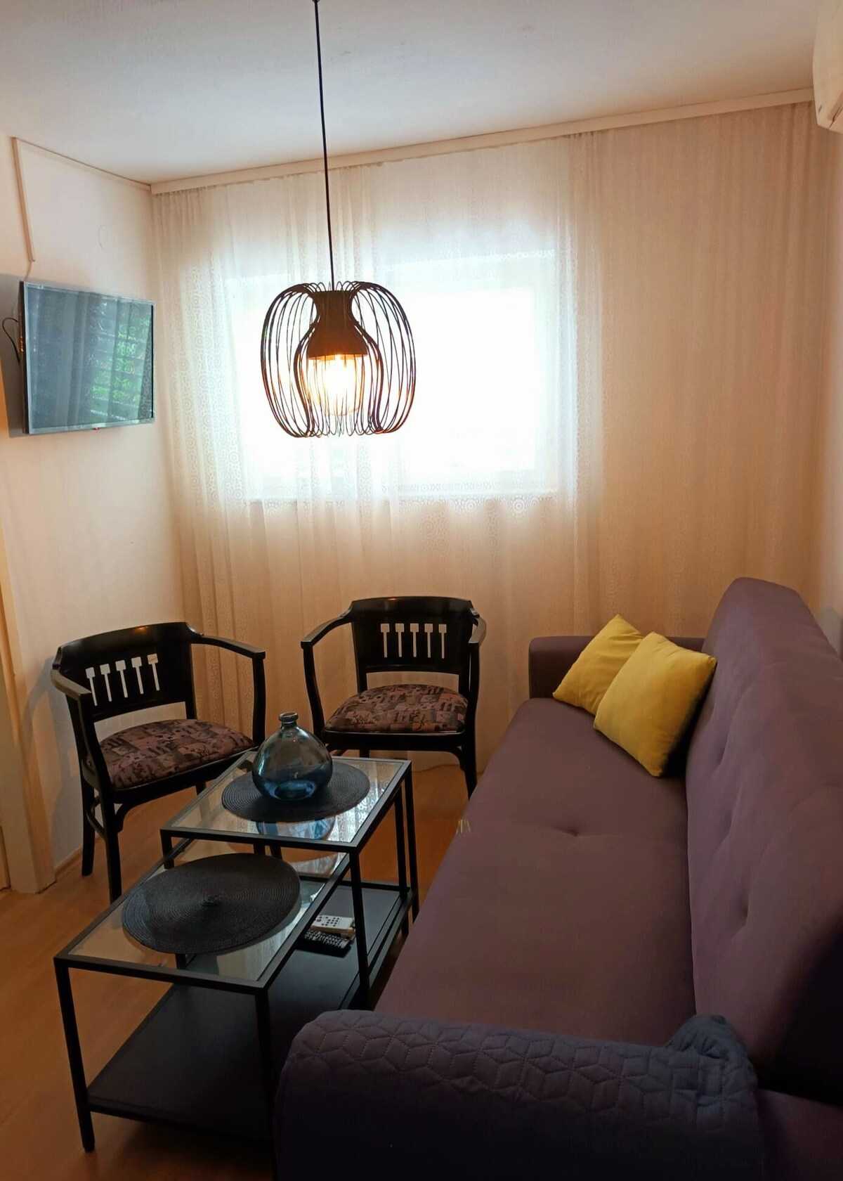 Apartment Park (93978-A1)