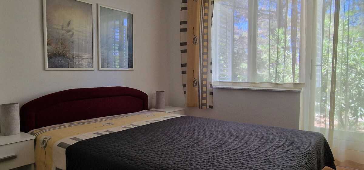 Apartment Park (93978-A1)