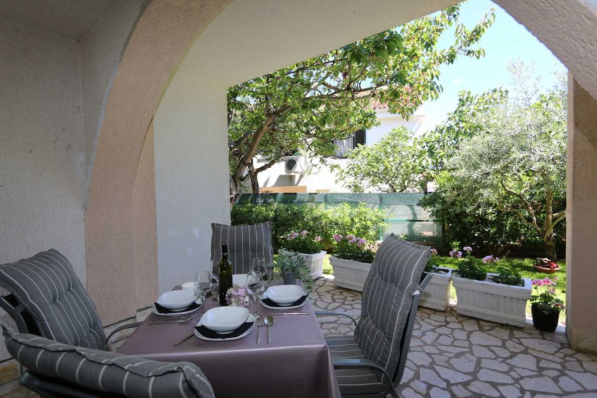 Apartment Brusic Ana (60246-A1)