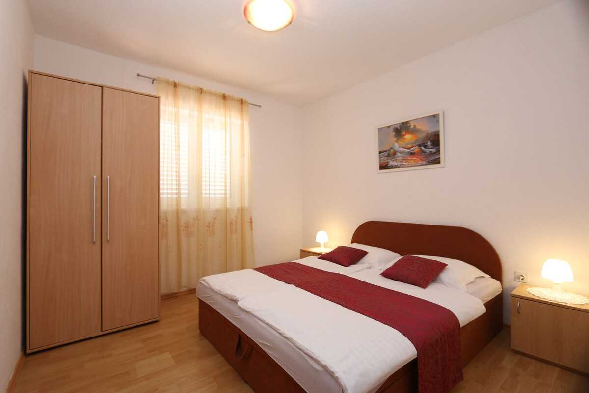 Apartment Brusic Ana (60246-A1)