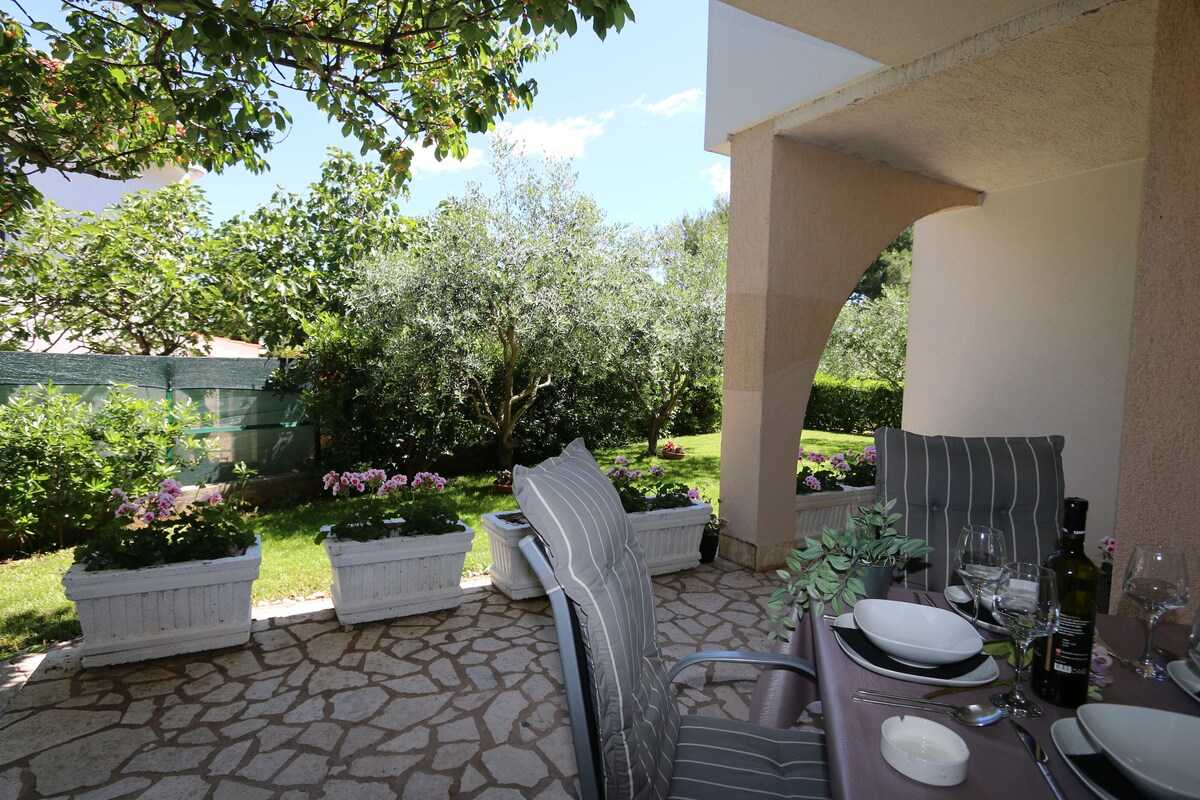Apartment Brusic Ana (60246-A1)