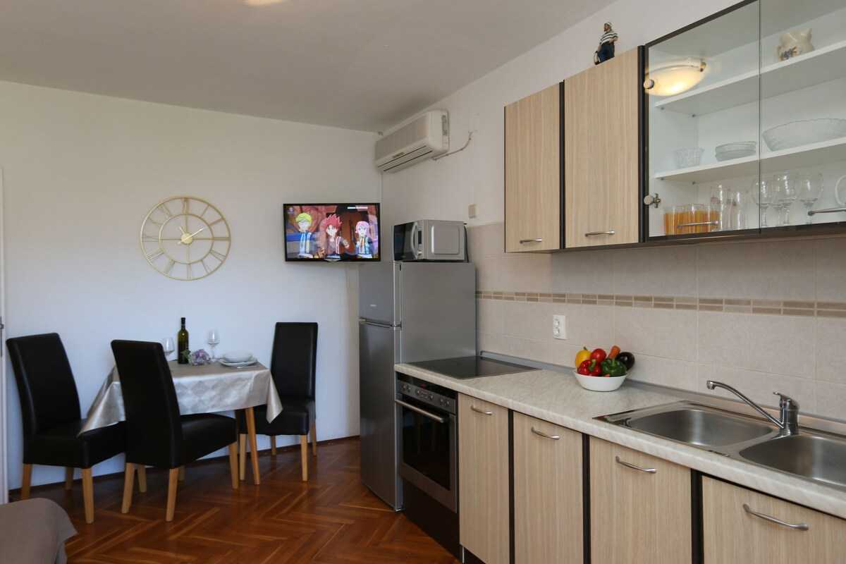 Apartment Brusic Ana (60246-A2)
