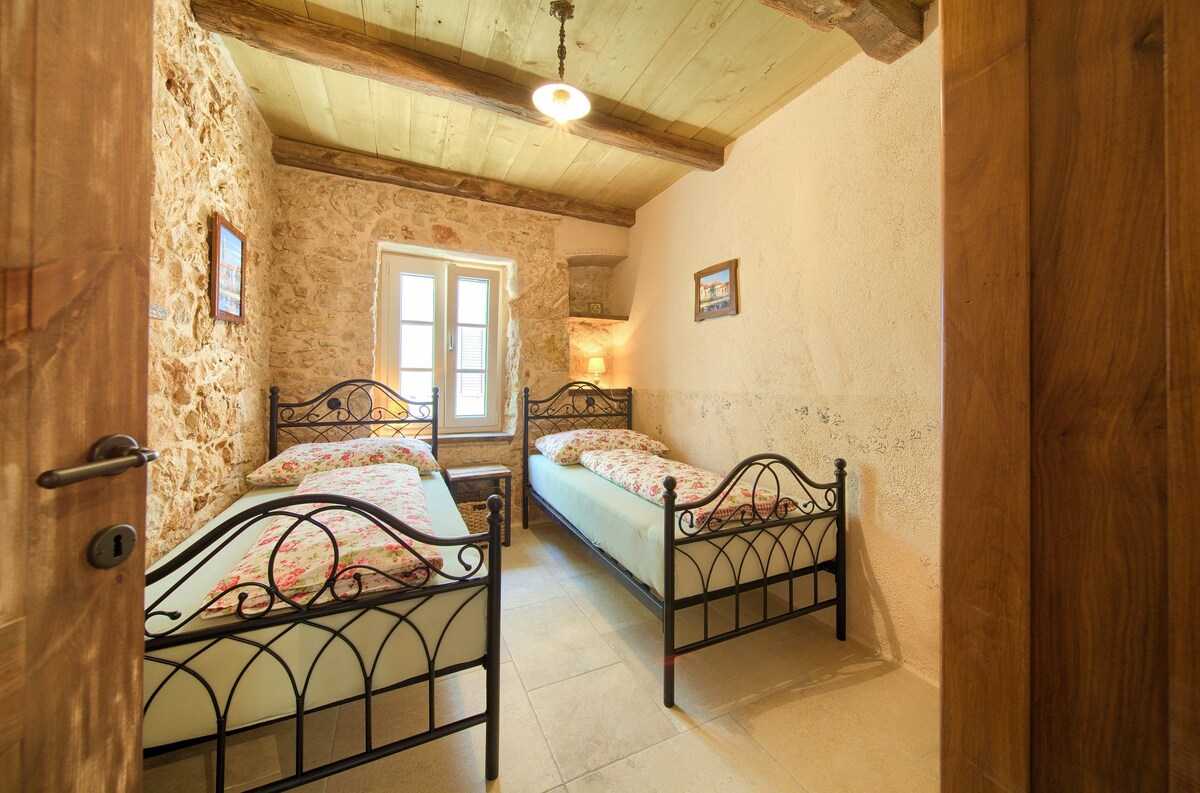 68396-K1 · House - Stone Queen - ( 68396-K1 )