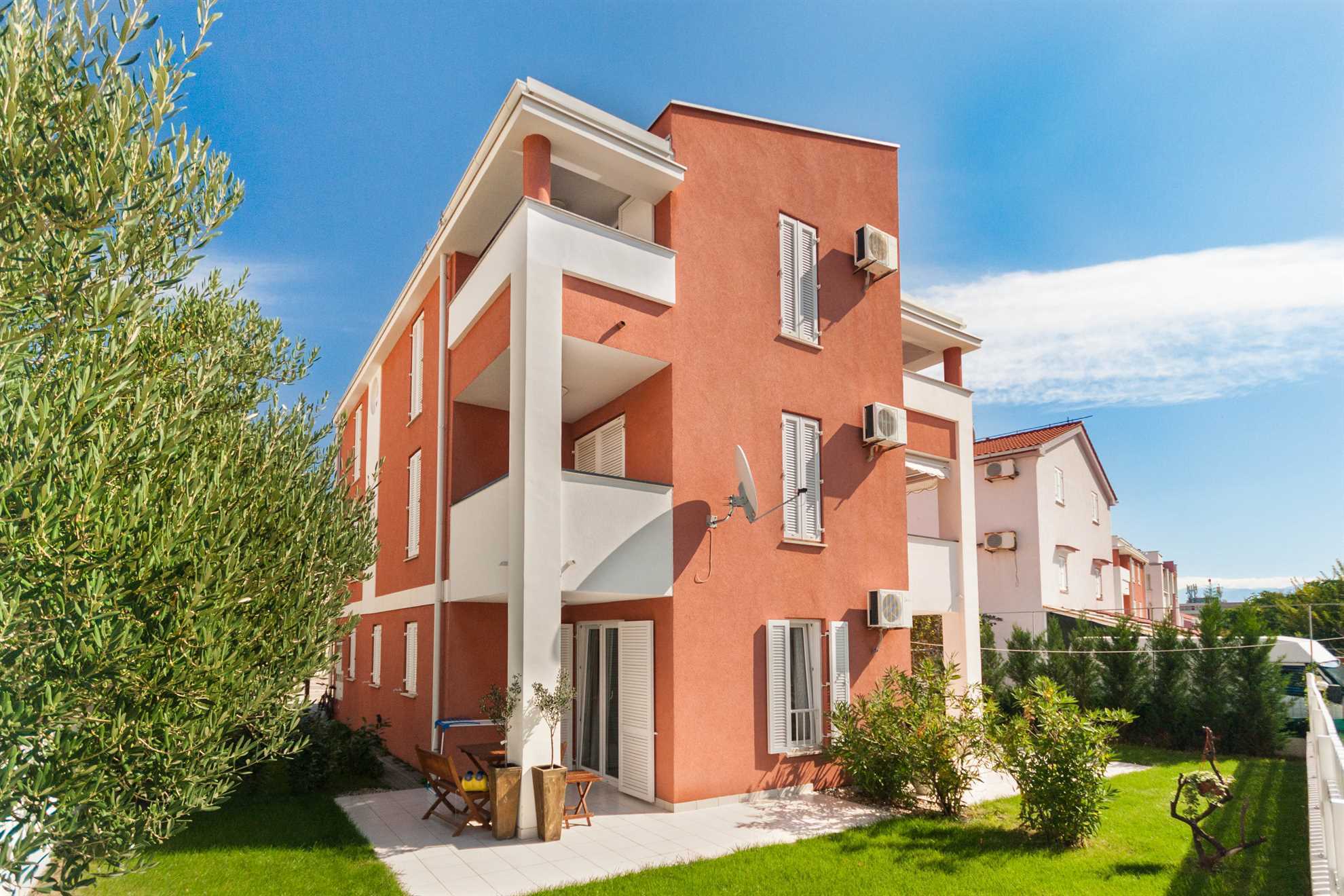 Vera - Cozy Solo Retreat: 1BR Apartment for Two, Parking Included