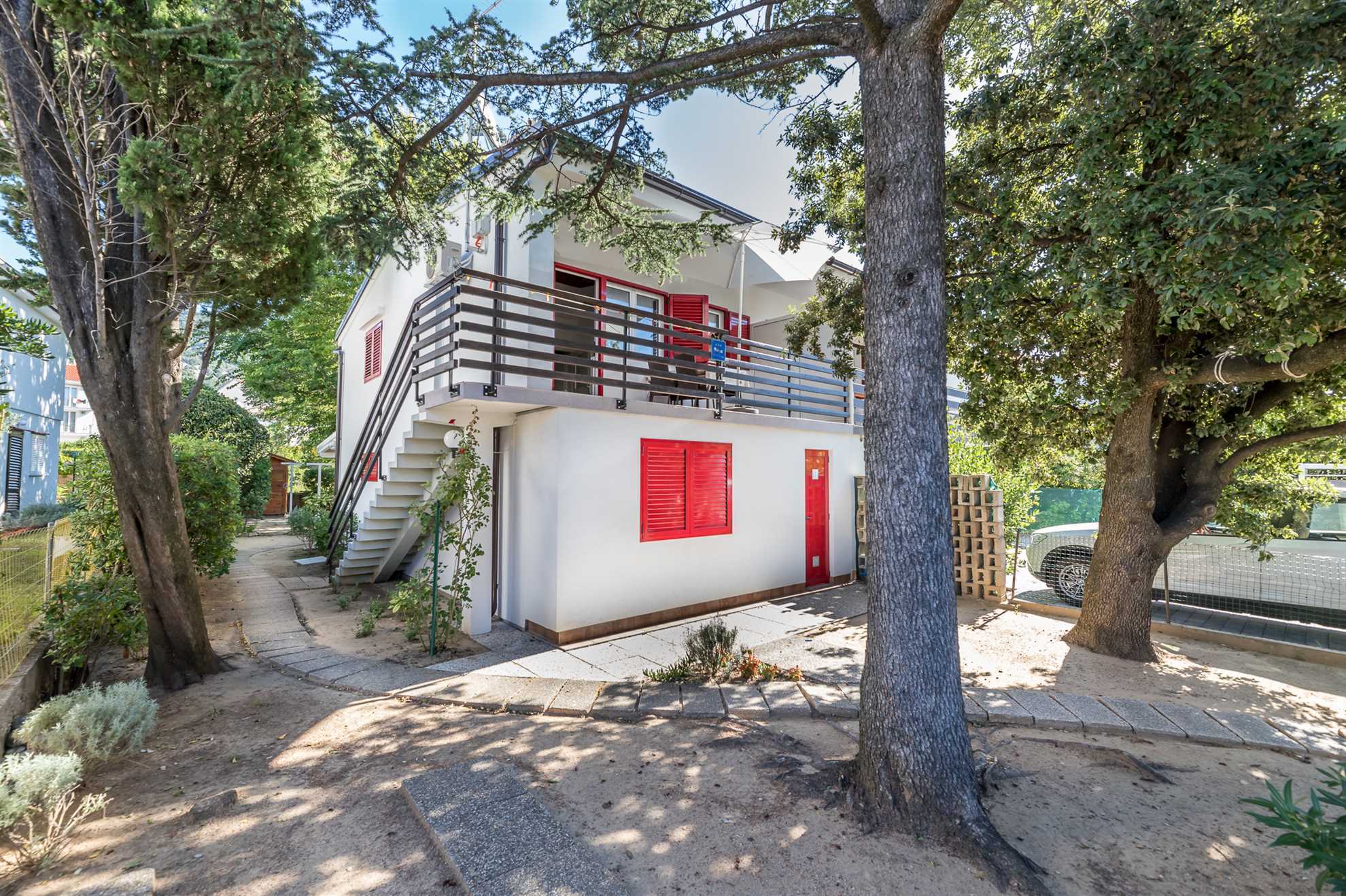 Alan - Chic 2-bedroom apartment for 3, with Parking, near the beach