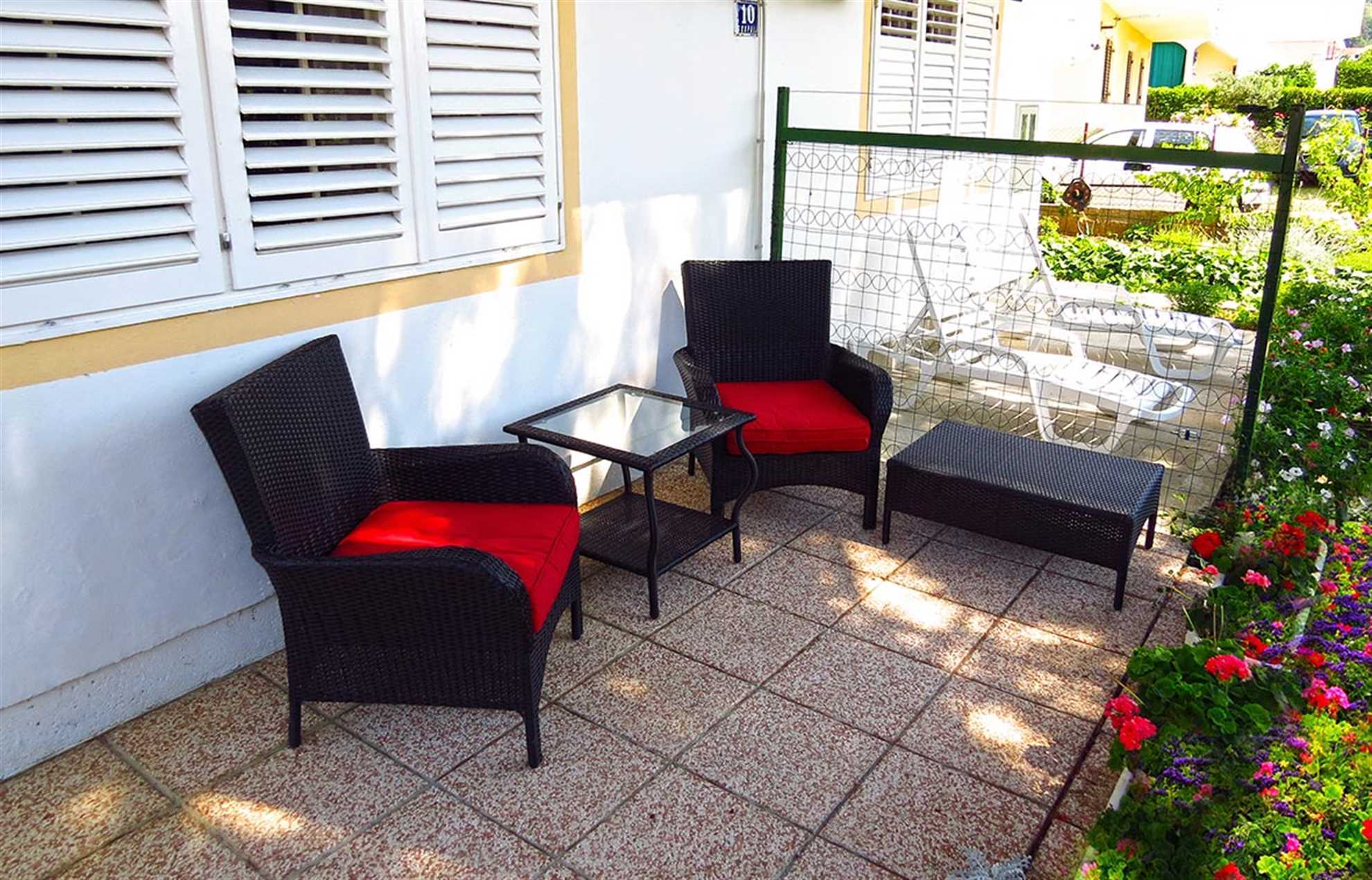 Studio Goran 1 - Charming One-Bed Suite for Two with Parking