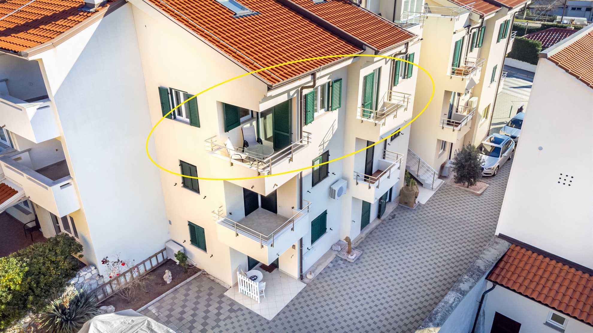 Apartment in center with sea view B1