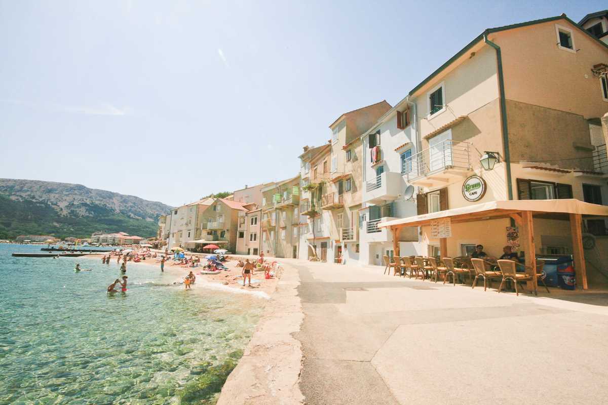 Valter - Cozy and Chic One-Bedroom Apartment for Two, with Parking