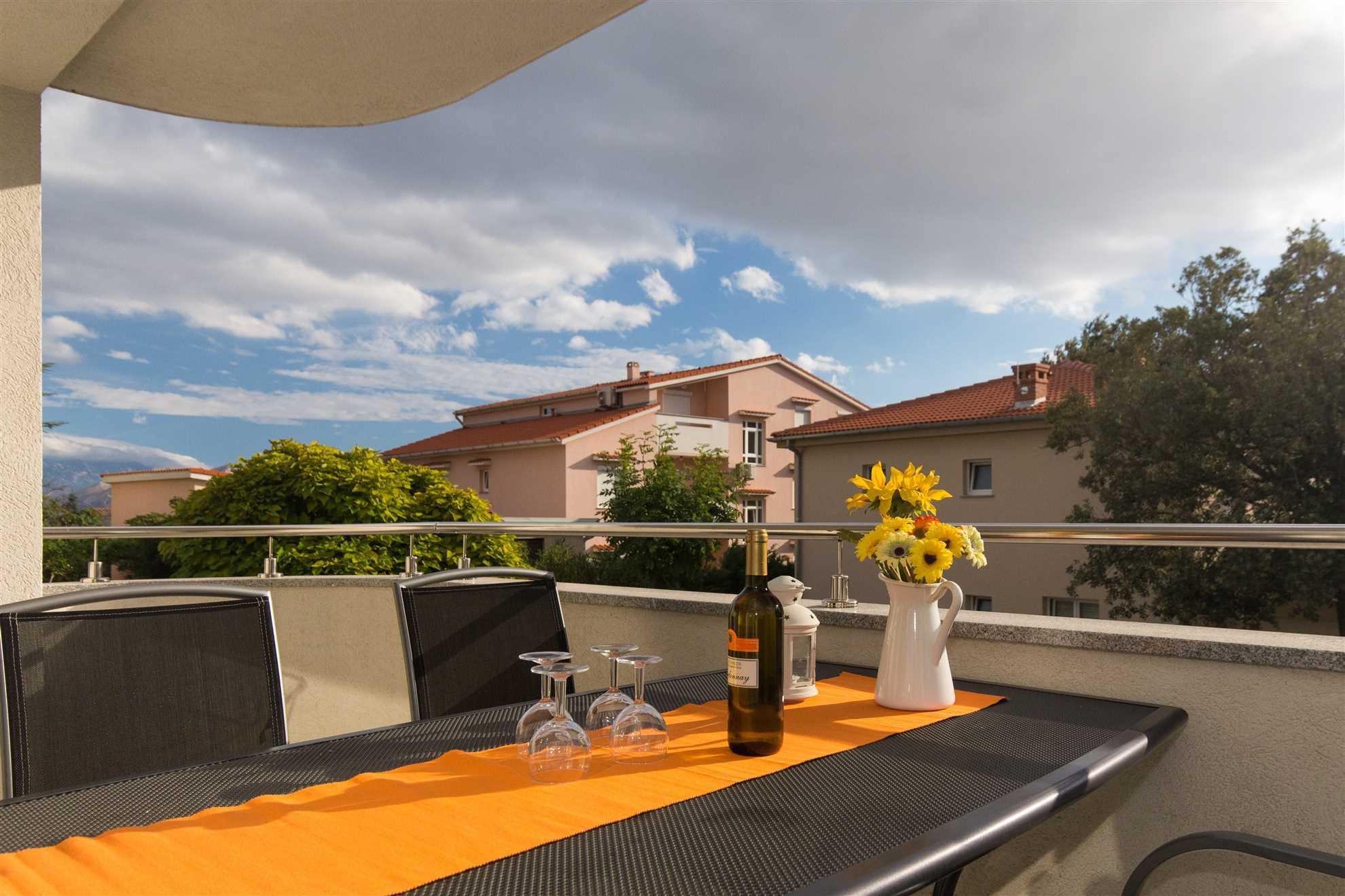 Ines 1 - Charming 2-Bedroom Sanctuary for 4 with balcony & Parking