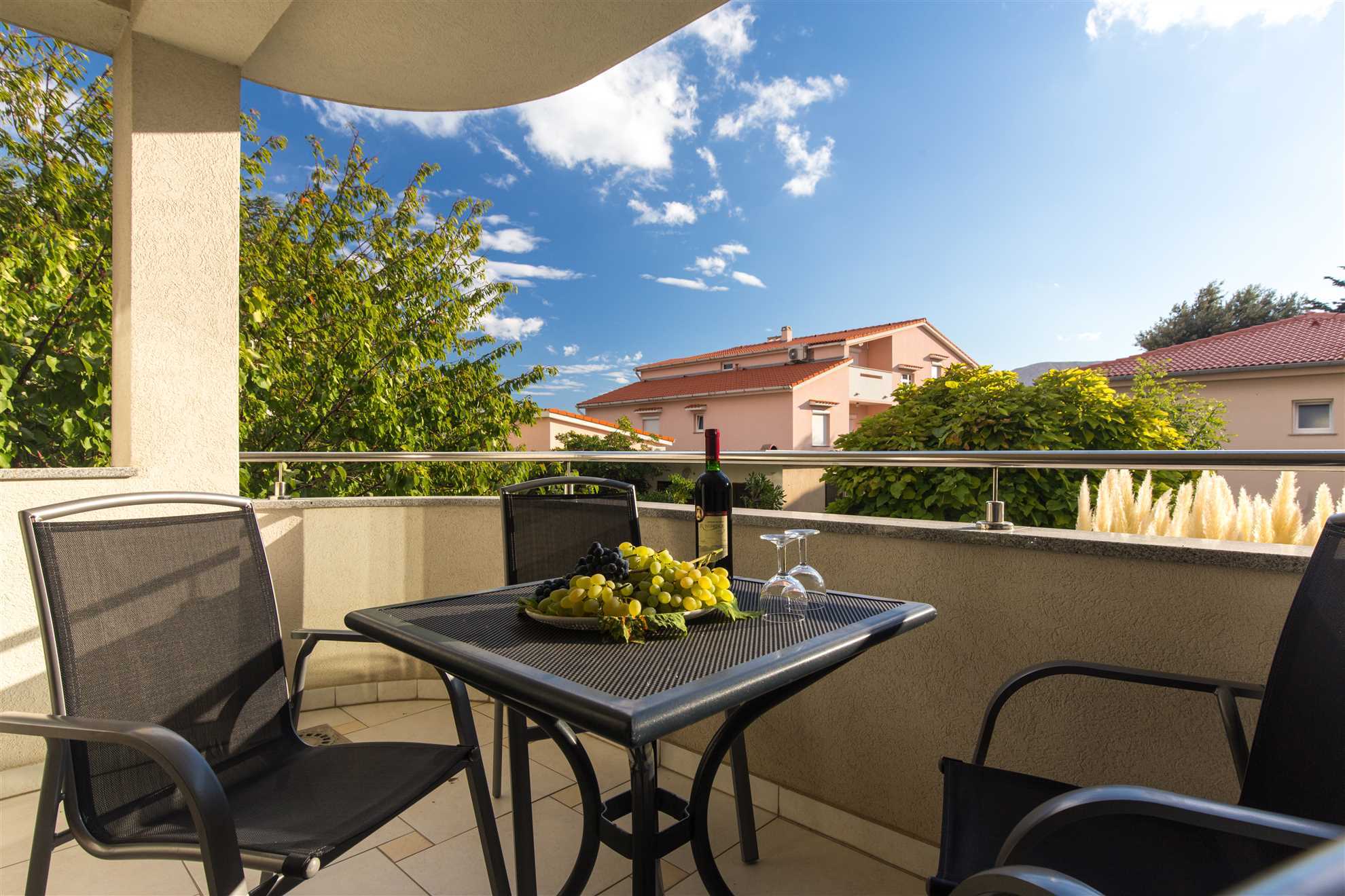 Ines 3 - Cozy Pet-Friendly Apartment for Two with Parking