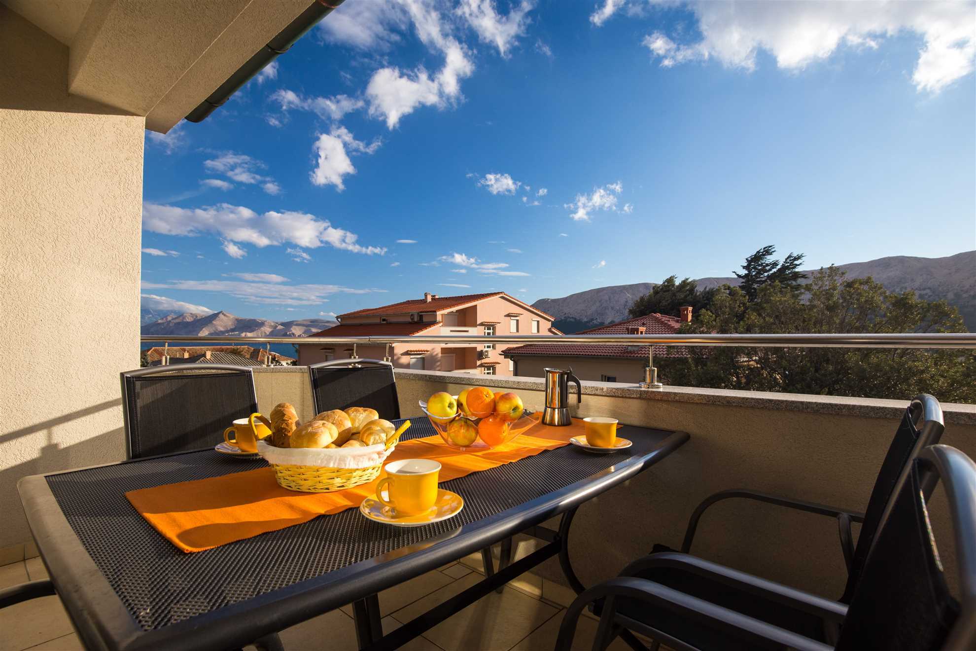 Ines 4 - Charming 2-Bedroom Haven, Pet-Friendly with Parking and Balcony