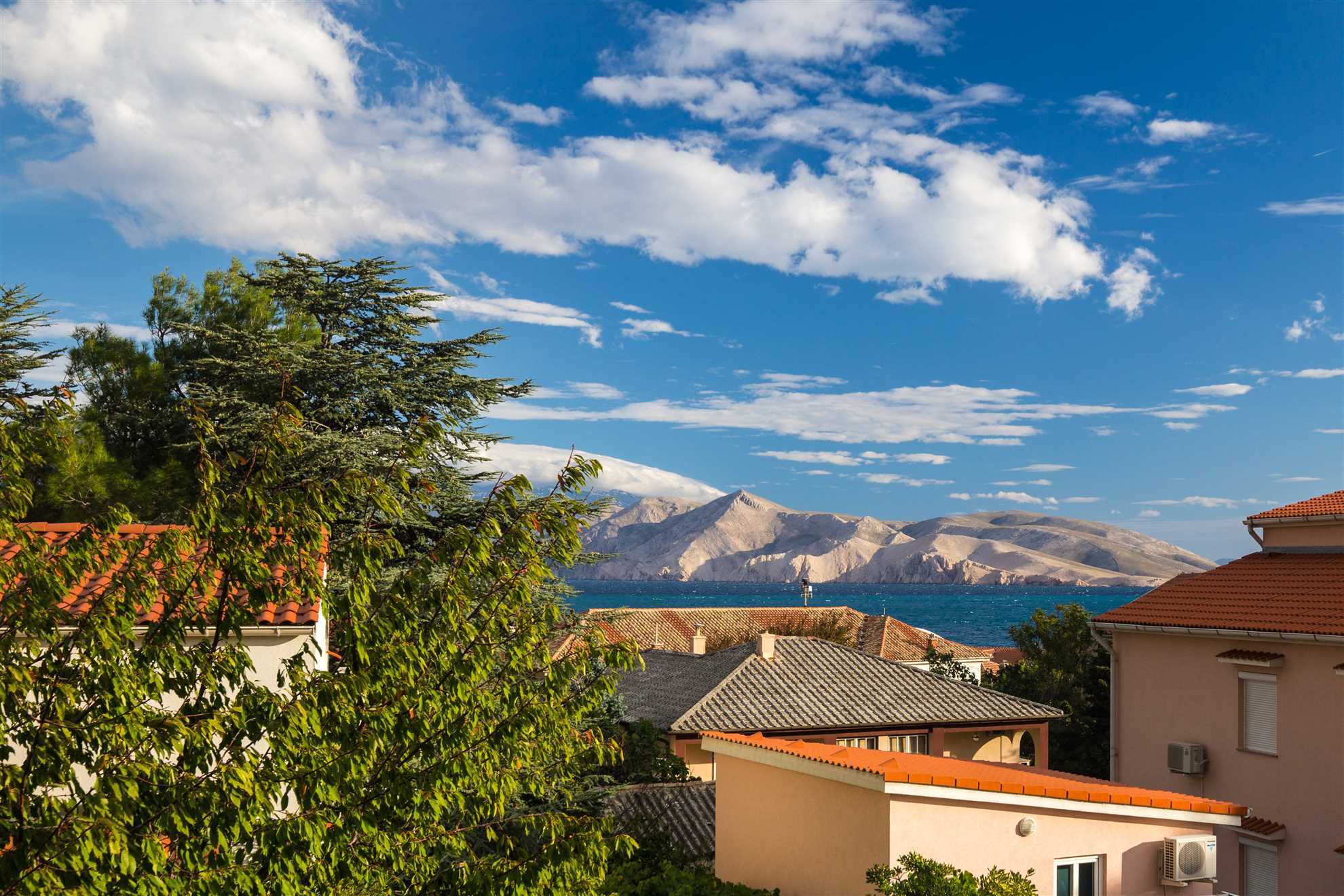 Ines 5 – Cozy duplex studio with parking, balcony and sea view. Ideal for couples.