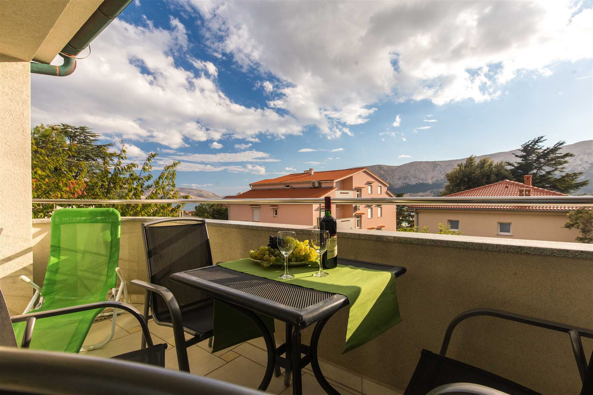 Ines 6 – Cozy duplex studio with parking, balcony and sea view. Ideal for couples.