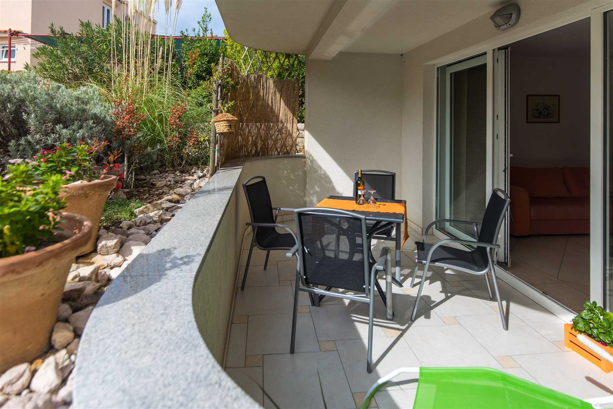 Ines Souterrain - Charming 2-Bedroom Haven for Four with Pet-Friendly Feature and Parking
