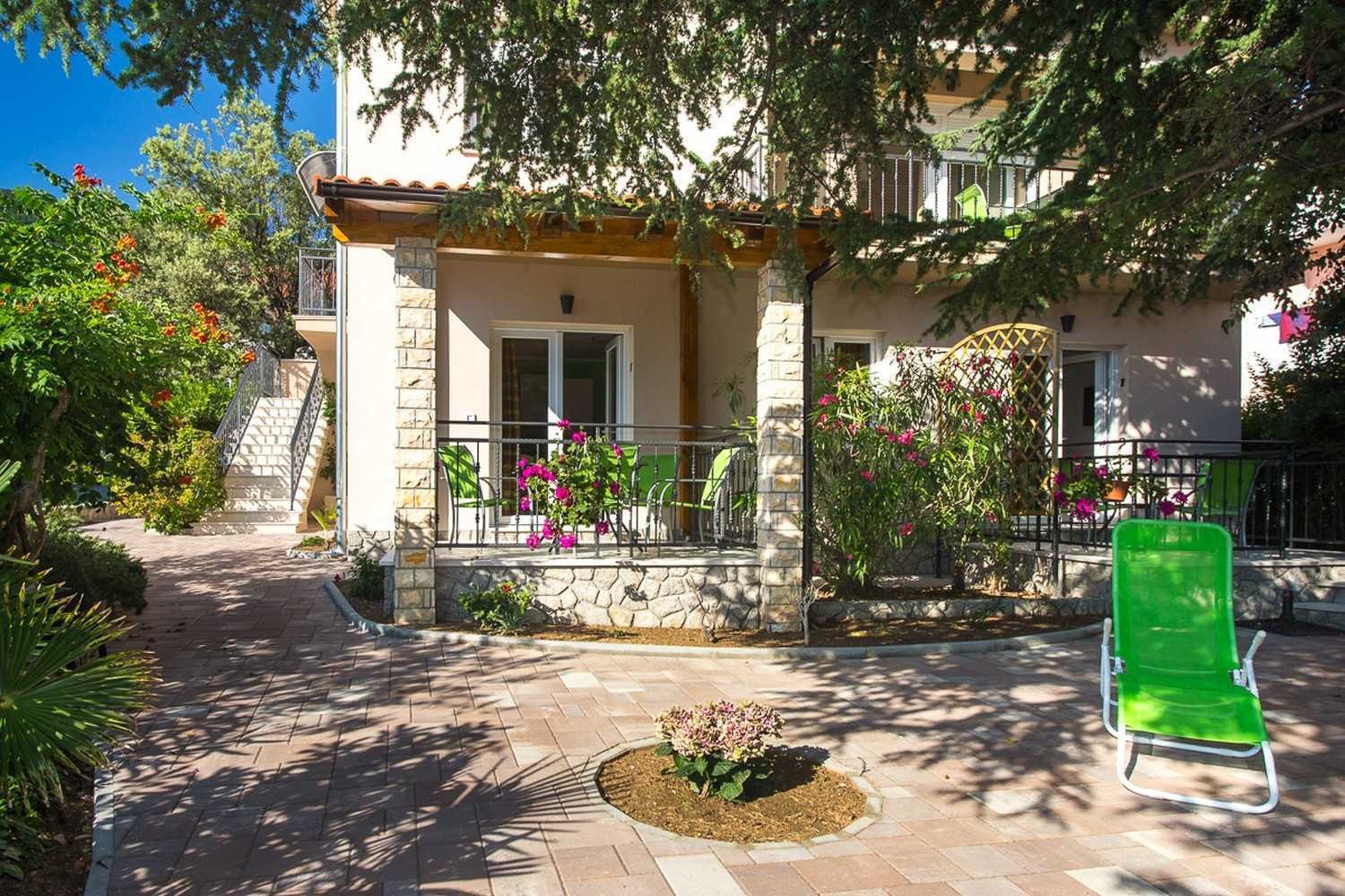 Adela 2 - Cozy Couple's Retreat with Pet-Friendly Access and Parking