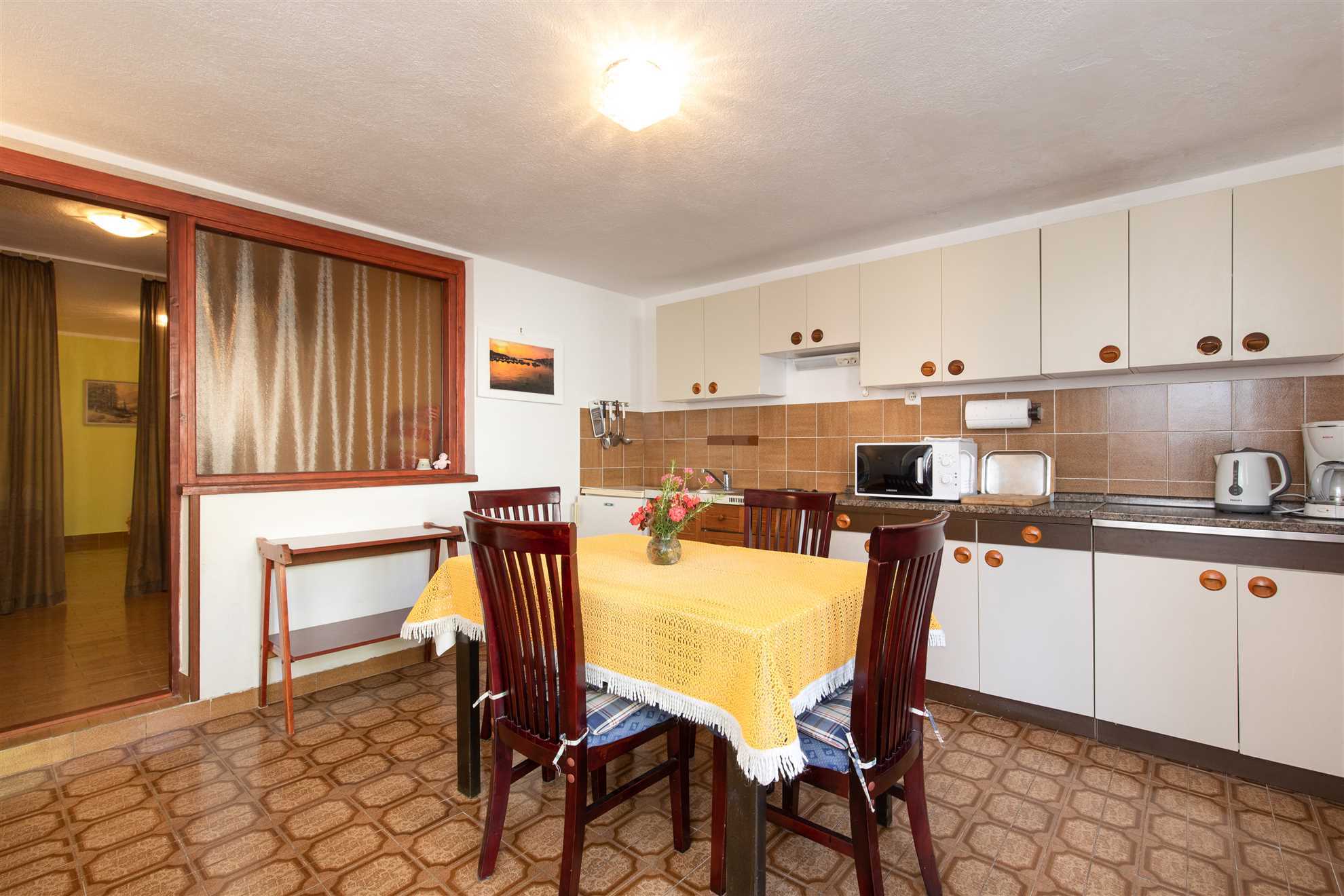 Marin Zarok M1 Studio - Charming Studio Getaway for Two with Parking