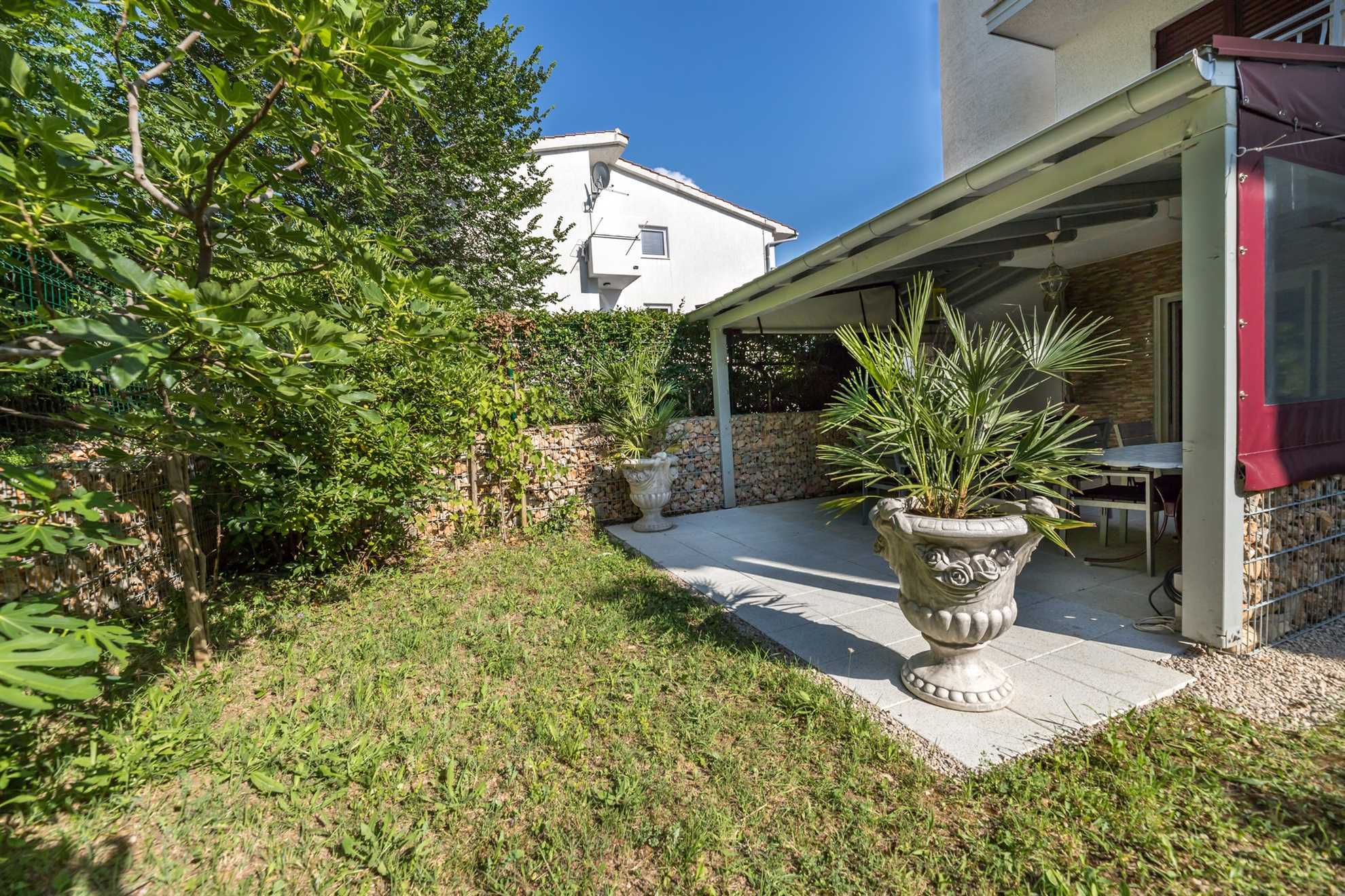 Pavic Garden - Charming 2-Bedroom Haven for Four, With Parking, BBQ & Garden