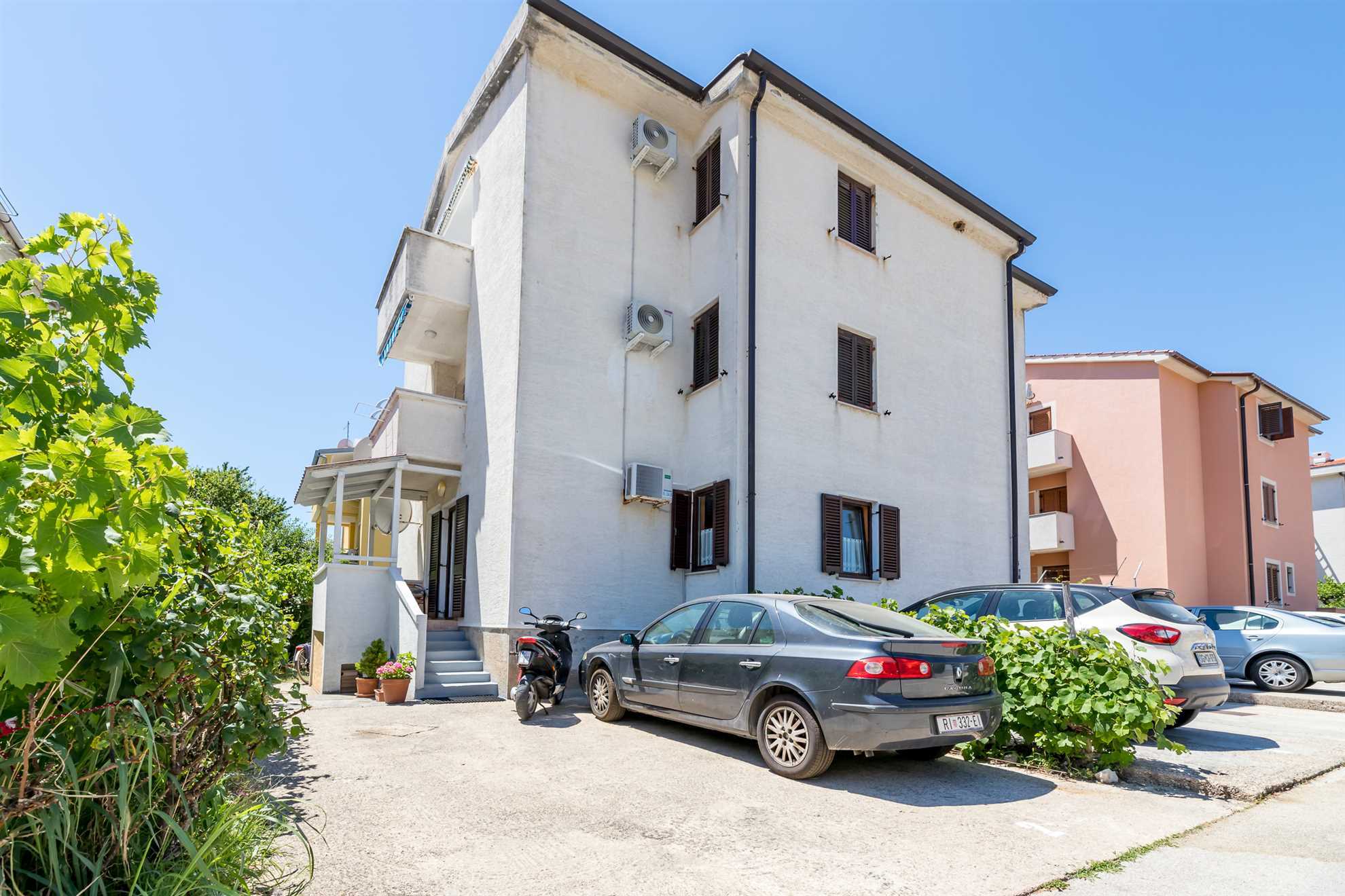 Ivana A2 – Apartment in Baska with terrace, garden grill and parking