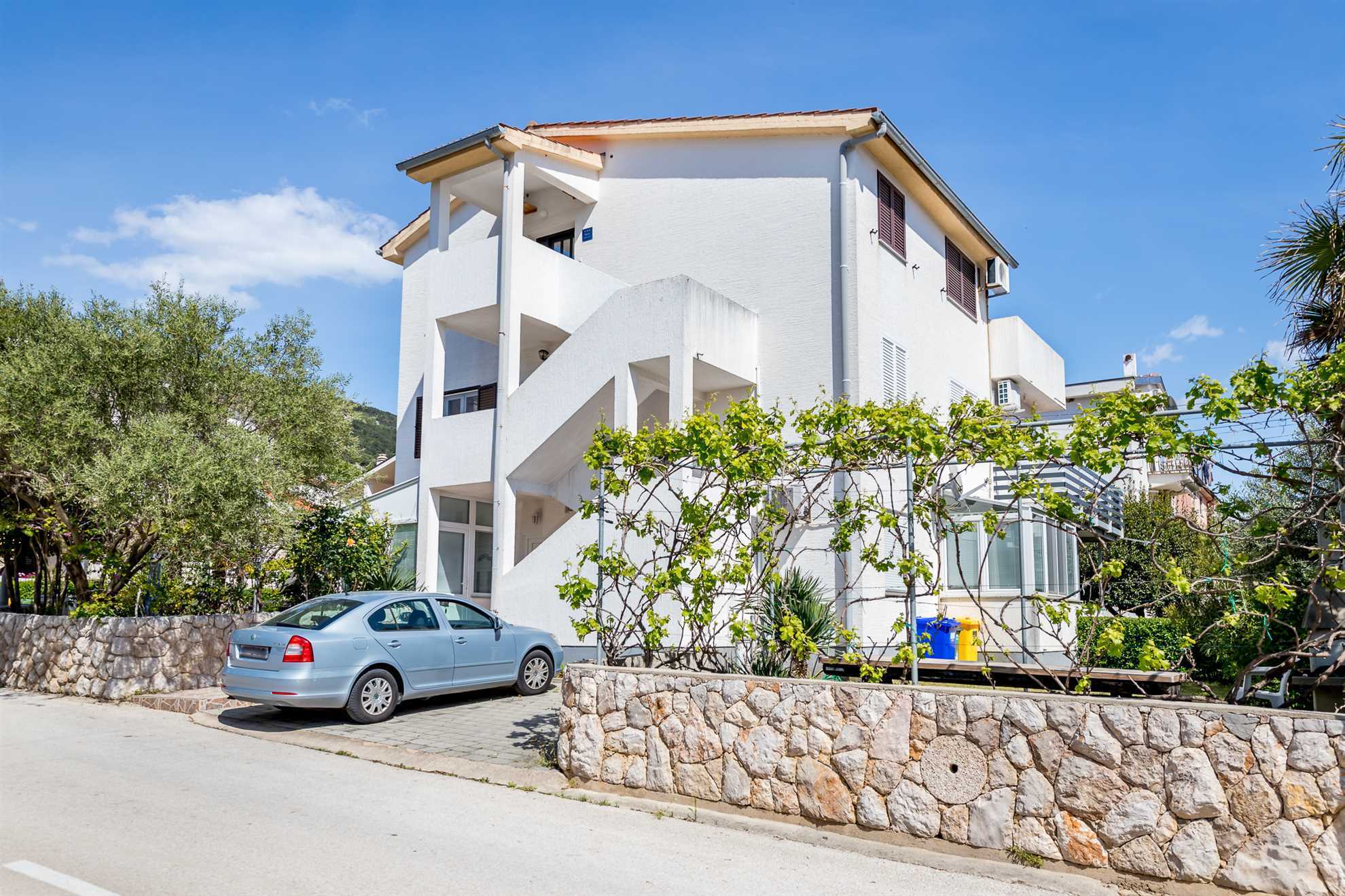 Mirjana – Apartment in Baska with balcony and parking