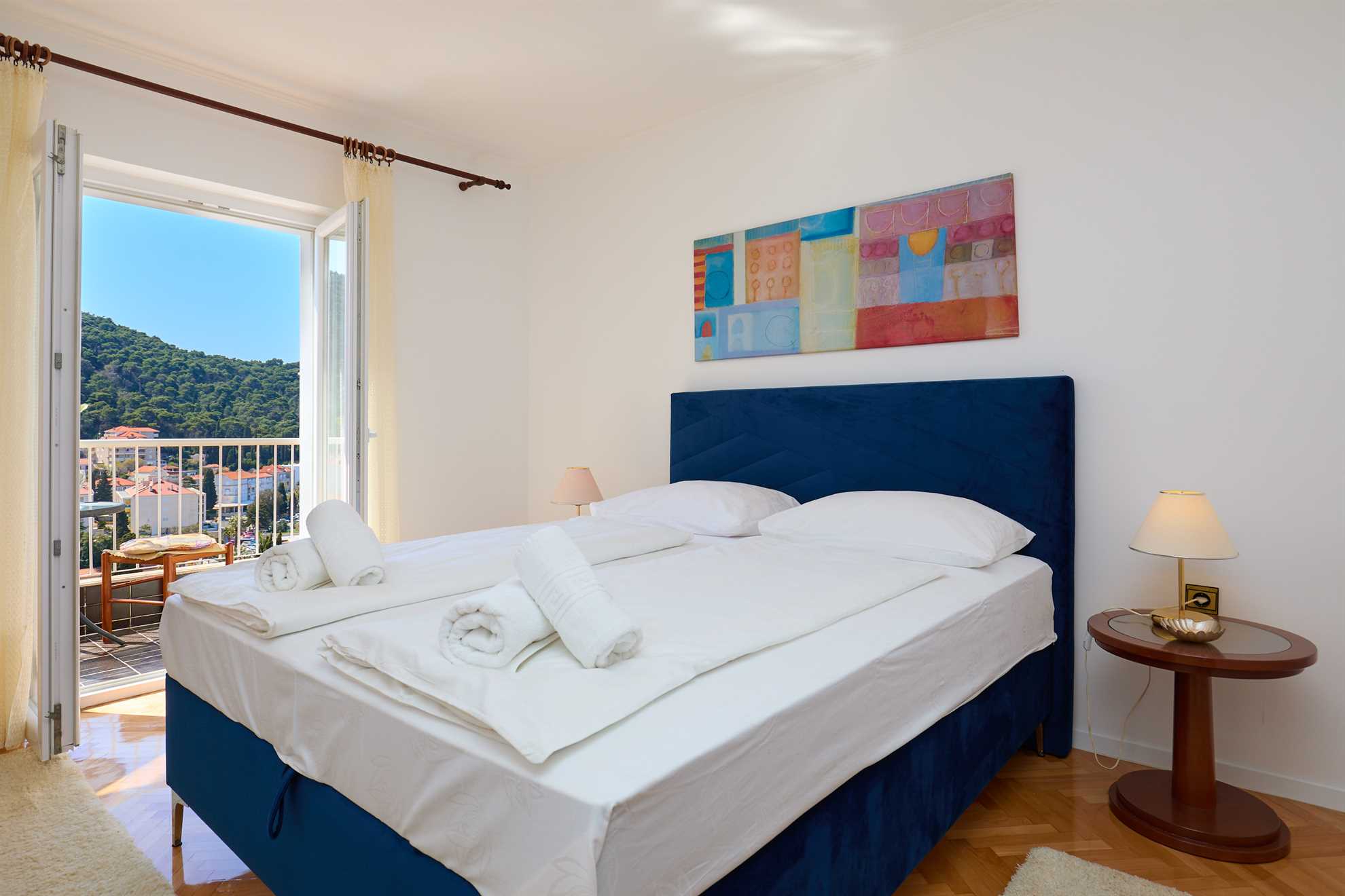 KABLAR'S SUNNY SUITES 1BR APT with balcony and sea view