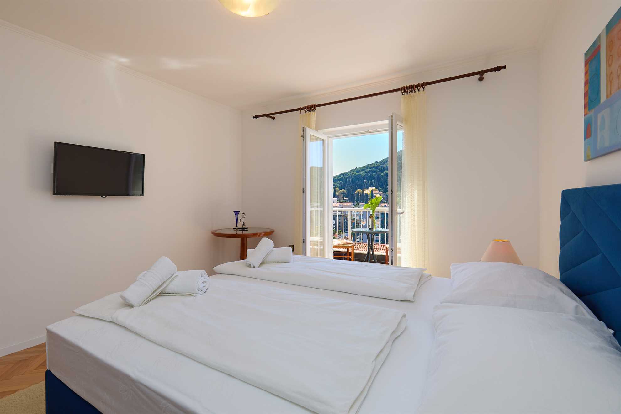 KABLAR'S SUNNY SUITES 1BR APT with balcony and sea view