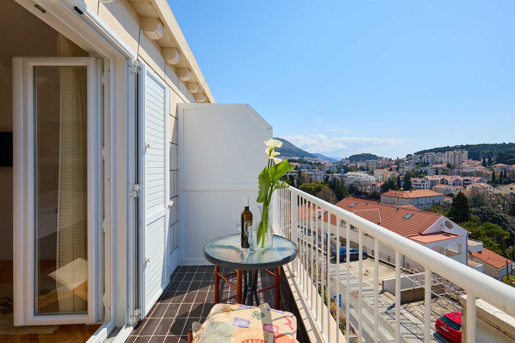 KABLAR'S SUNNY SUITES 1BR APT with balcony and sea view