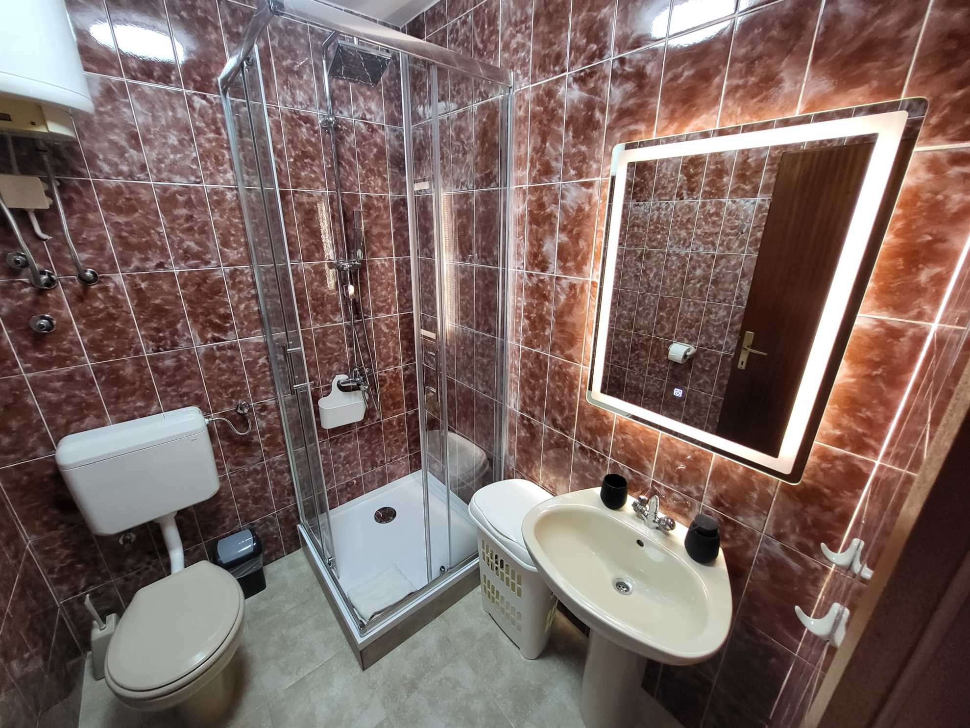 KABLAR'S SUNNY SUITES 1BR APT with balcony and sea view