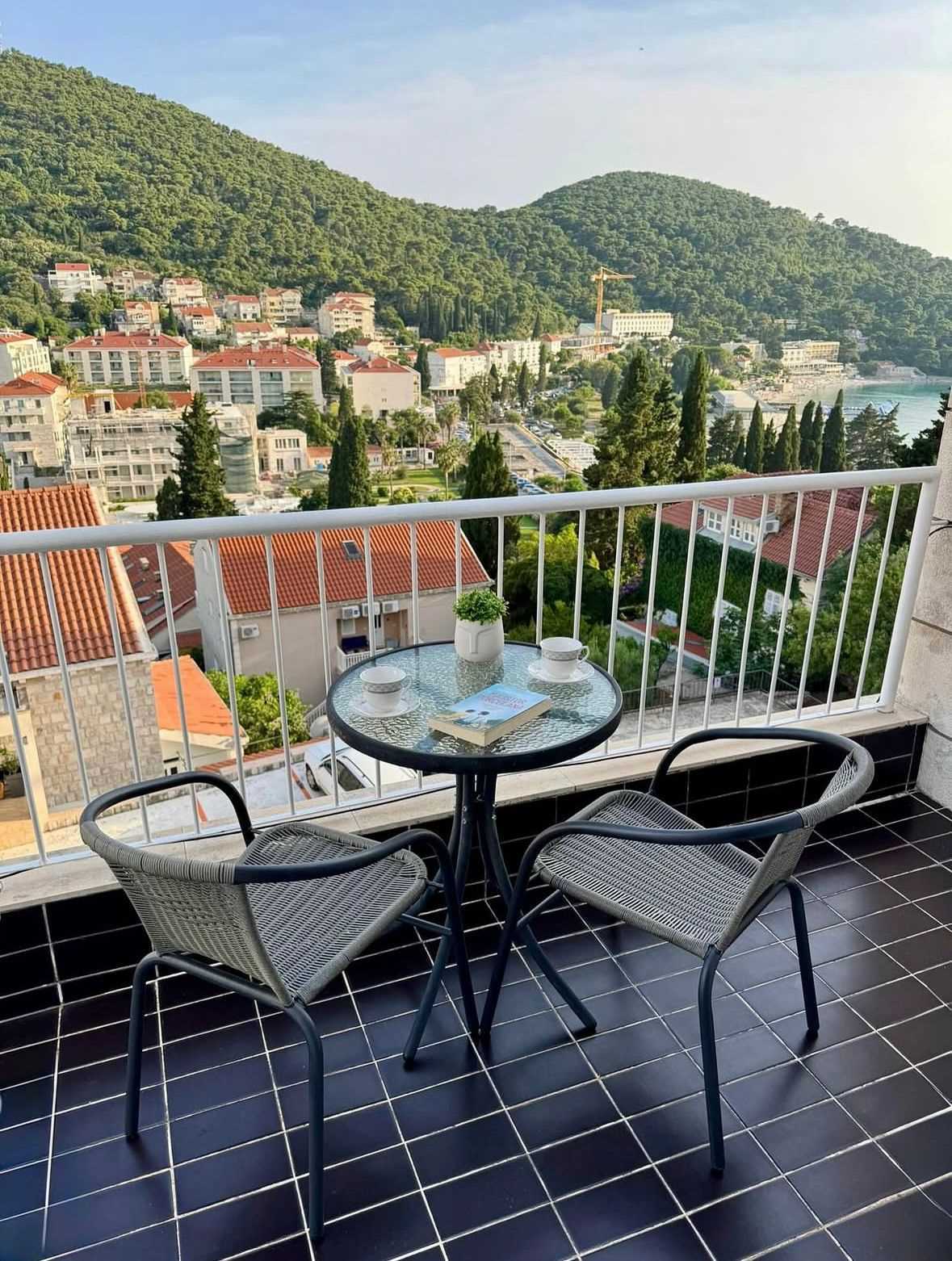 KABLAR'S SUNNY SUITES 1BR APT with balcony and sea view