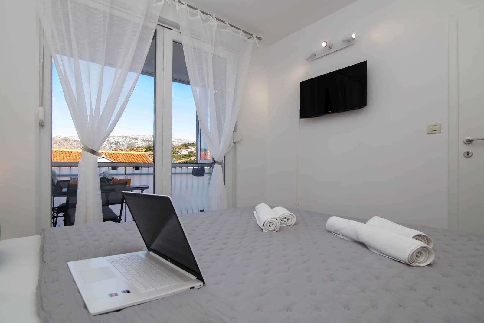 MIRROR apartment with parking garage