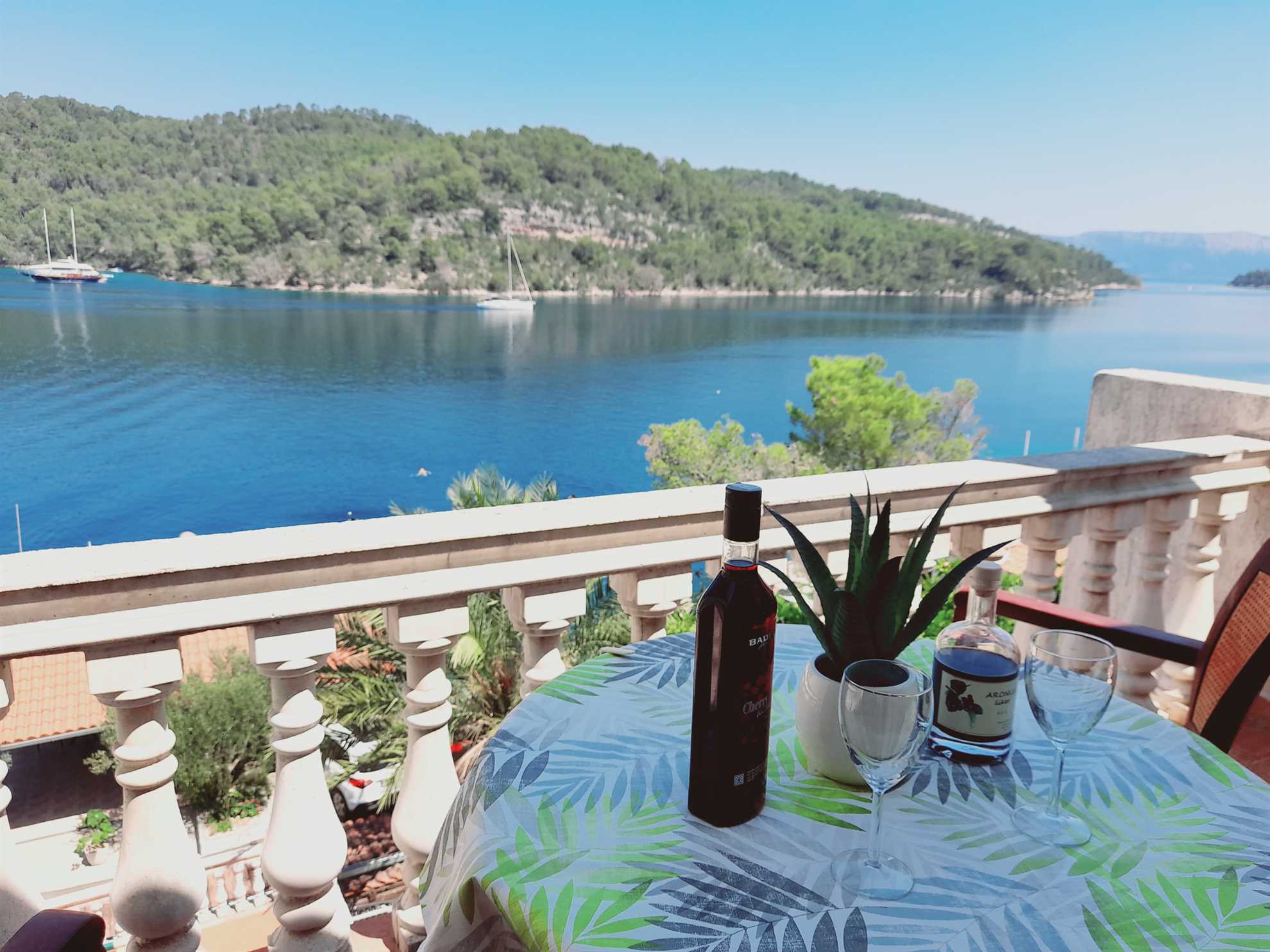 Sponga 2 Apartment with balcony and sea view
