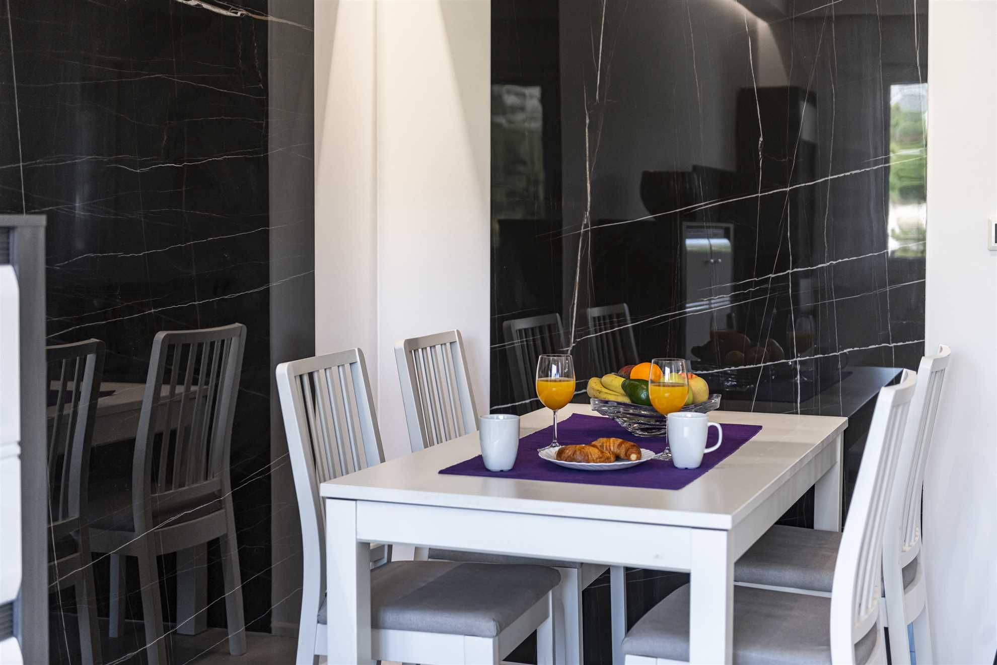Apartment Annie | Two-bedroom Walk to Beach