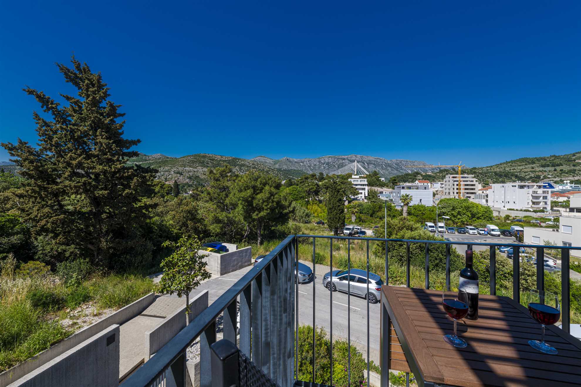 Apartment Annie | Two-bedroom Walk to Beach