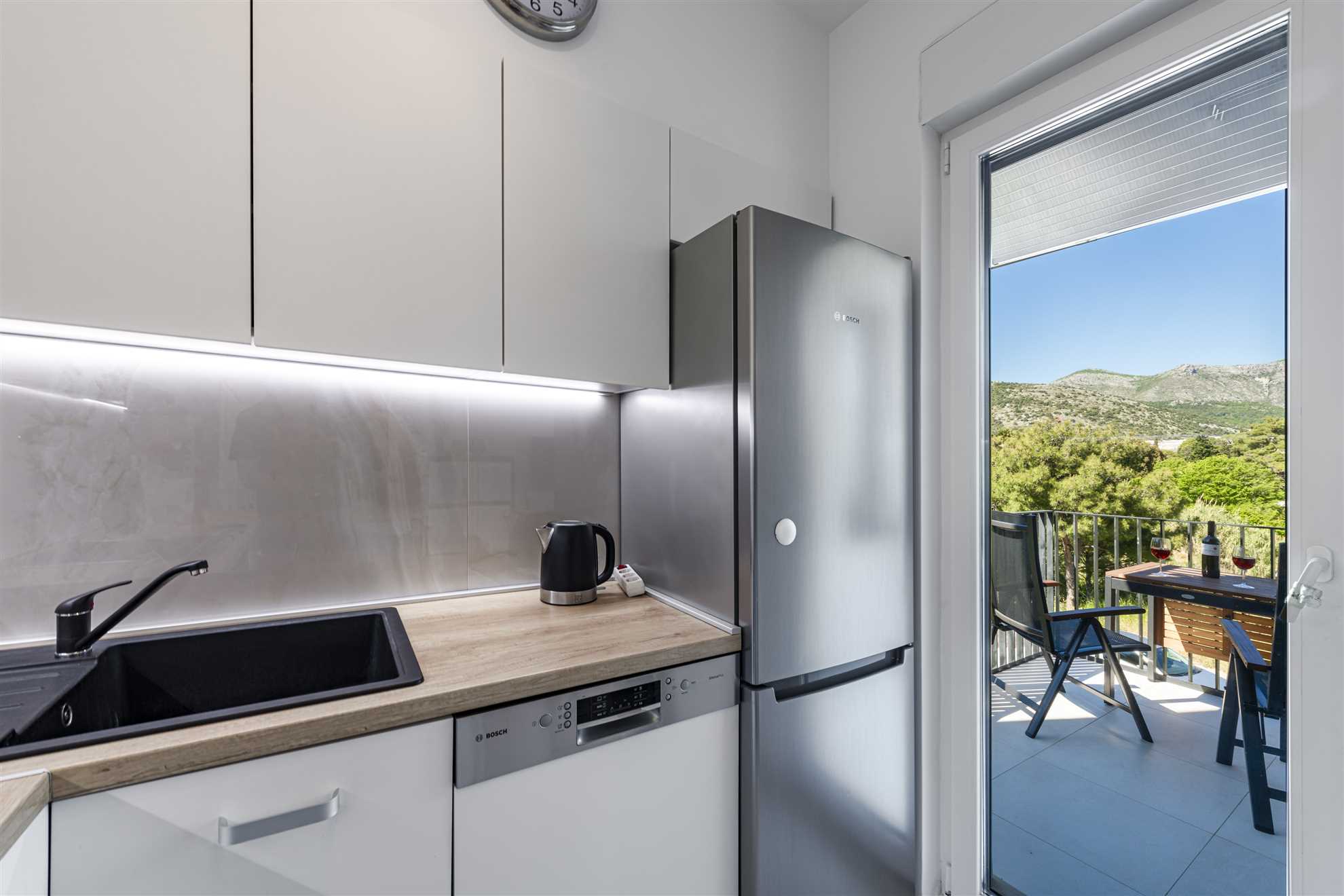 Apartment Annie | Two-bedroom Walk to Beach