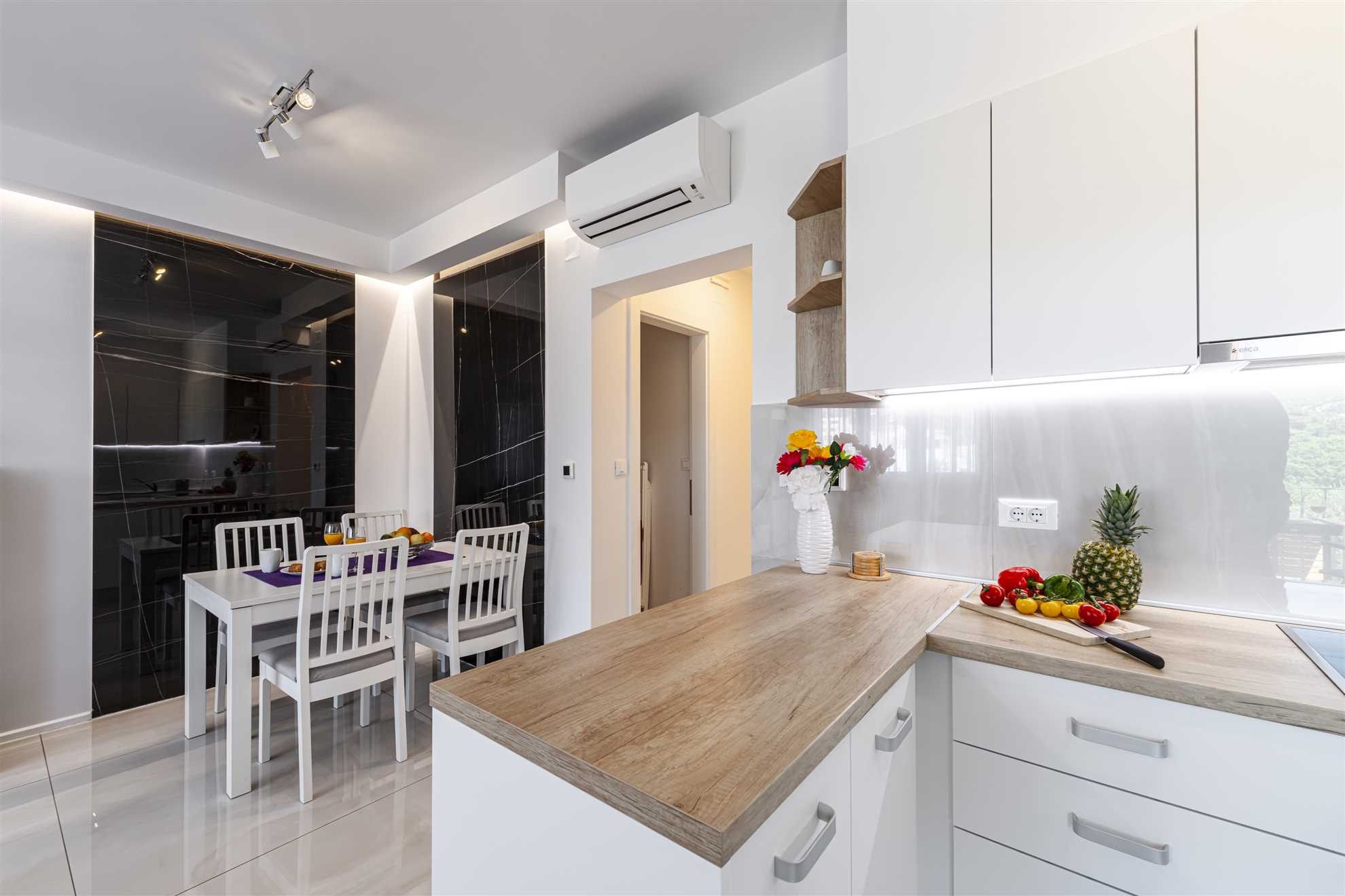 Apartment Annie | Two-bedroom Walk to Beach