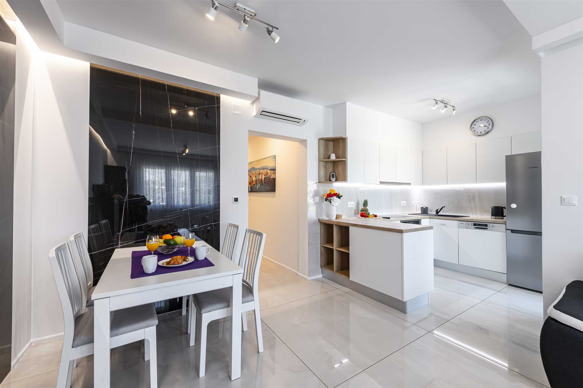 Apartment Annie | Two-bedroom Walk to Beach