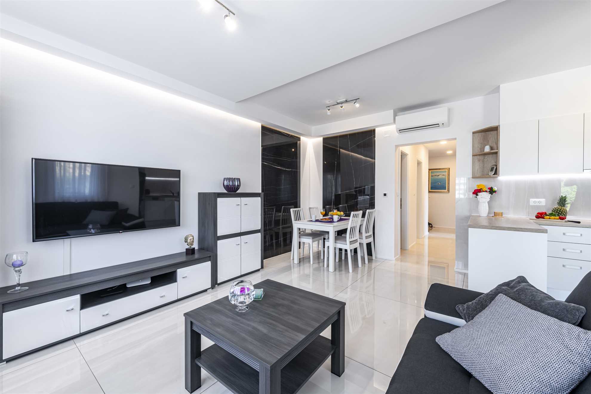 Apartment Annie | Two-bedroom Walk to Beach