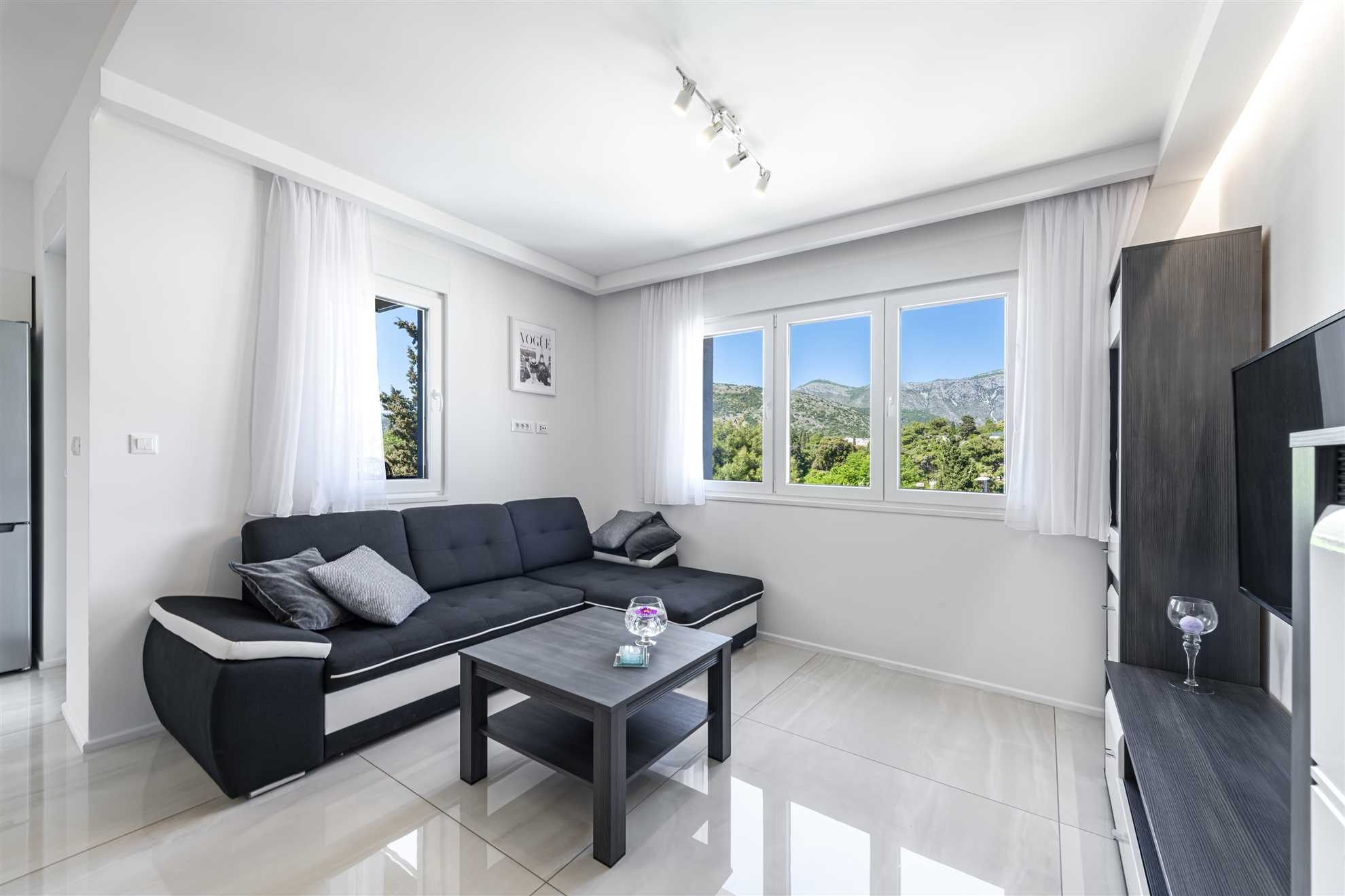 Apartment Annie | Two-bedroom Walk to Beach