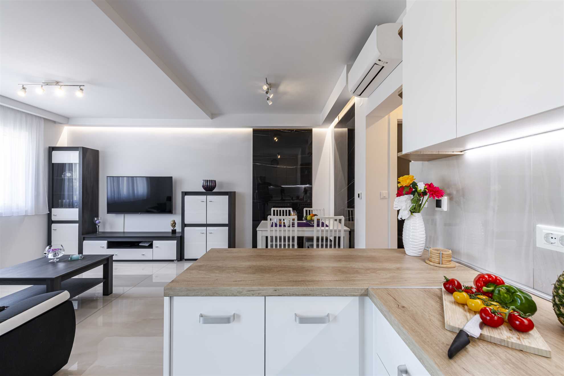 Apartment Annie | Two-bedroom Walk to Beach