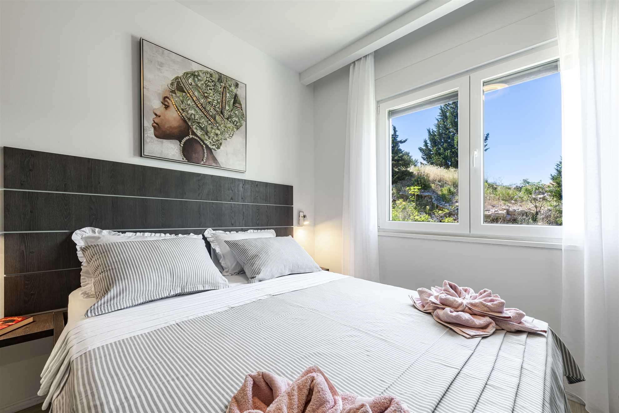 Apartment Annie | Two-bedroom Walk to Beach