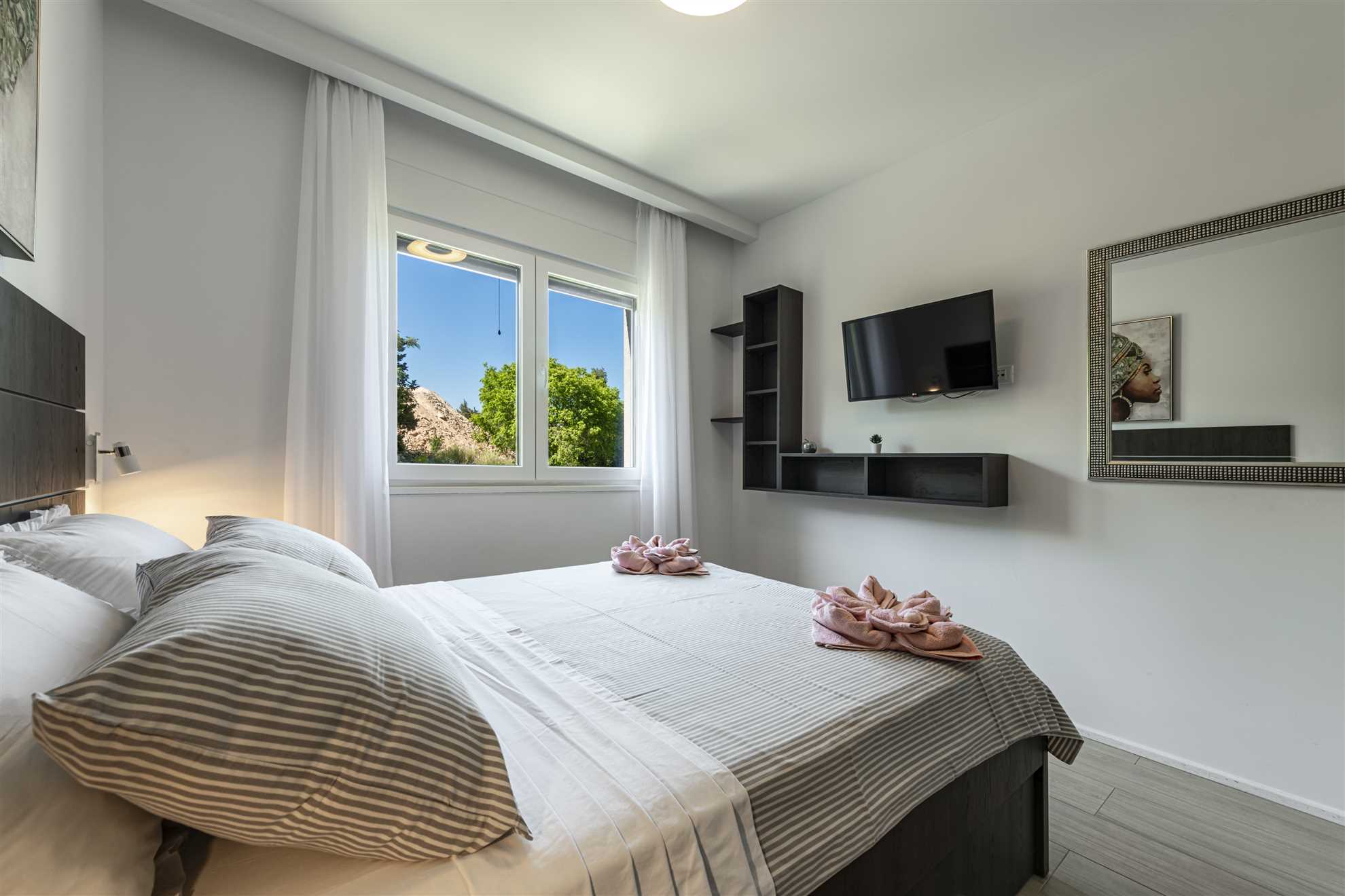 Apartment Annie | Two-bedroom Walk to Beach