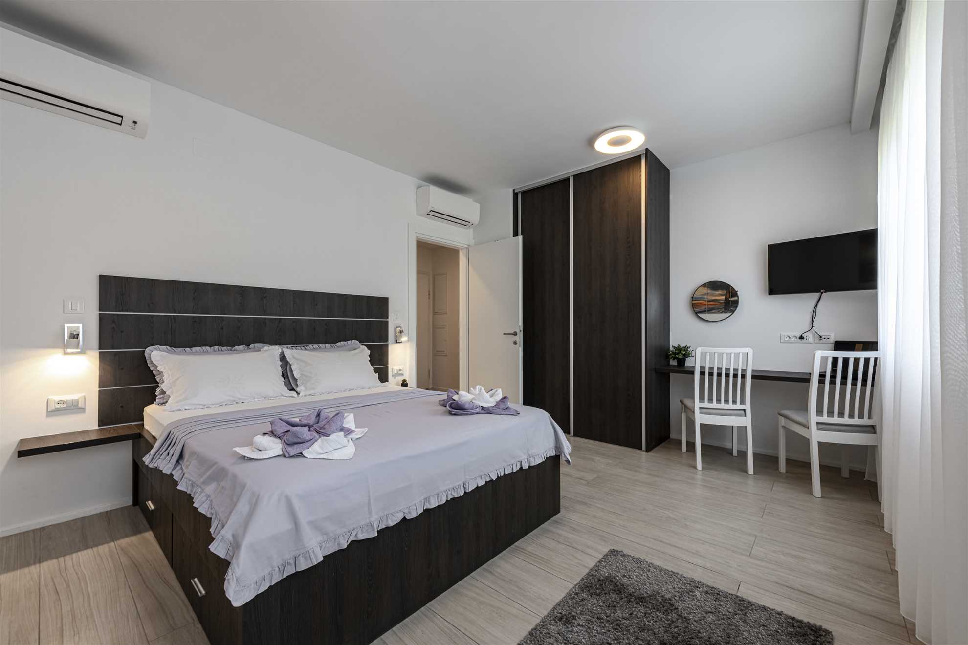 Apartment Annie | Two-bedroom Walk to Beach